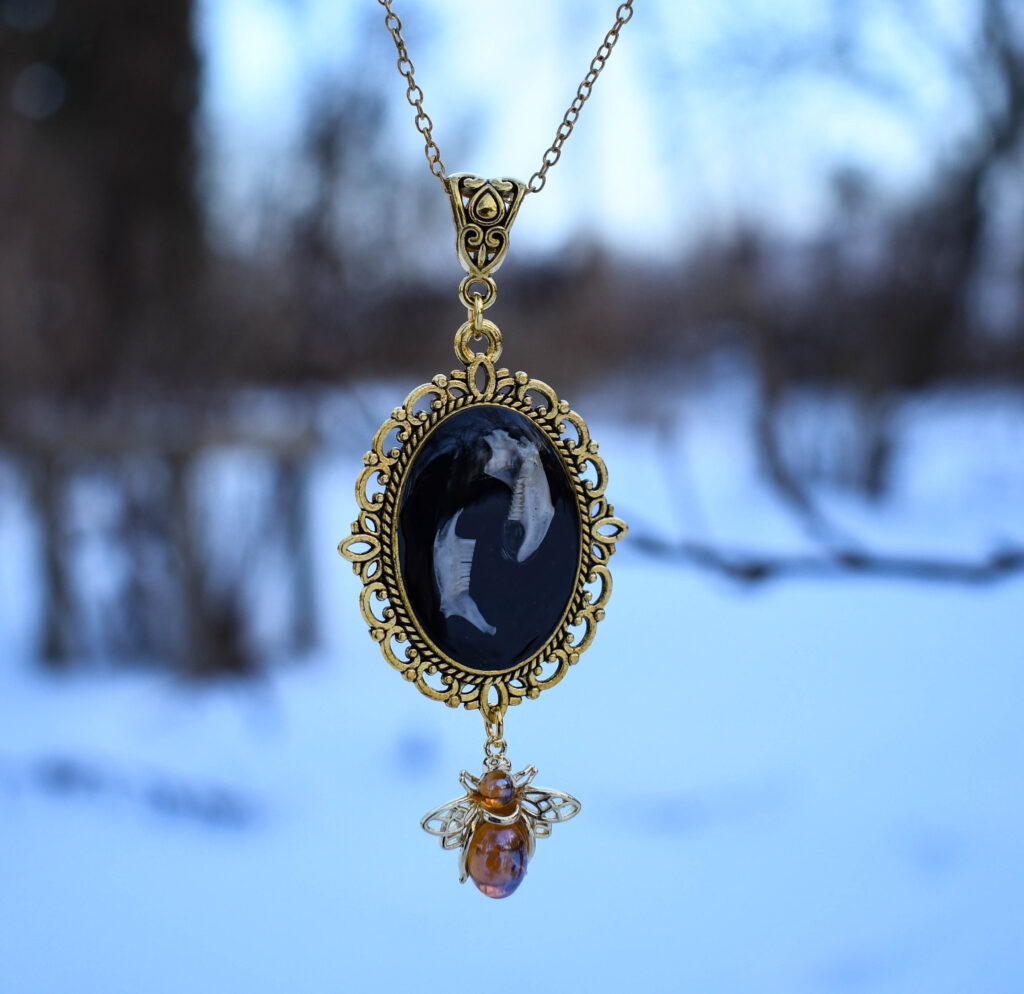 Hiire alalõualuudest kuldse kärbsega kaelakee