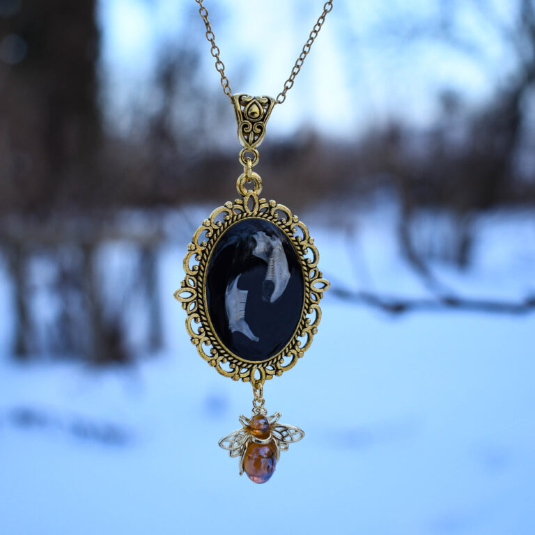 Hiire alalõualuudest kuldse kärbsega kaelakee