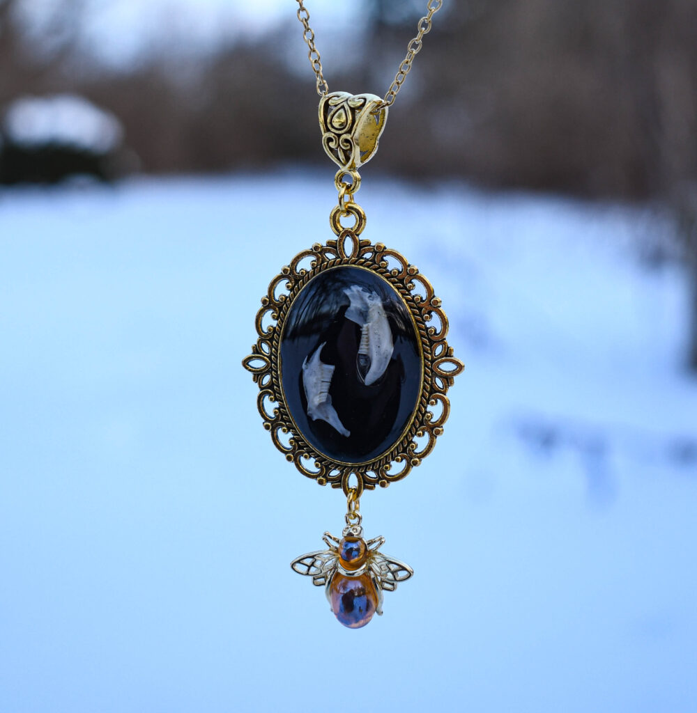 Hiire alalõualuudest kuldse kärbsega kaelakee