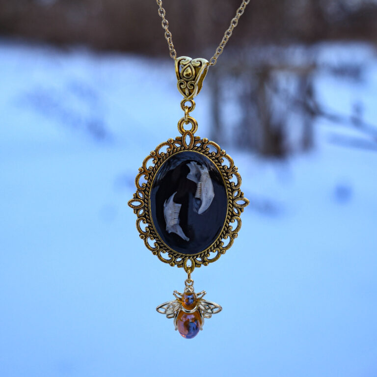 Hiire alalõualuudest kuldse kärbsega kaelakee