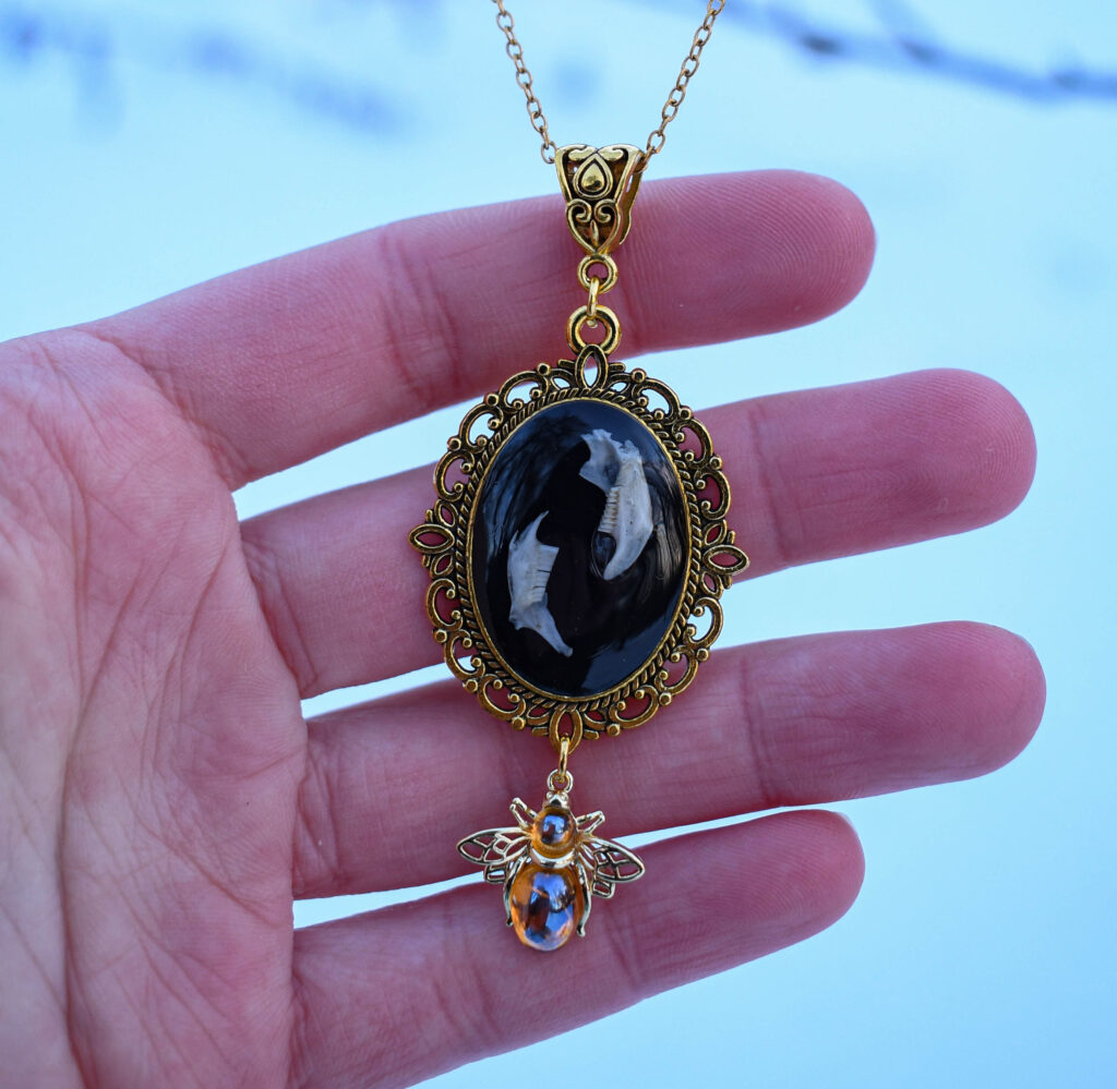 Hiire alalõualuudest kuldse kärbsega kaelakee