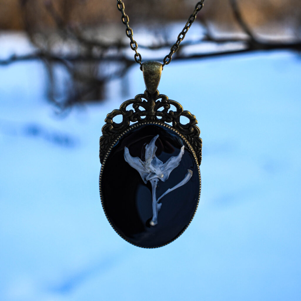 Hiire alalõualuudest lill kaelakee