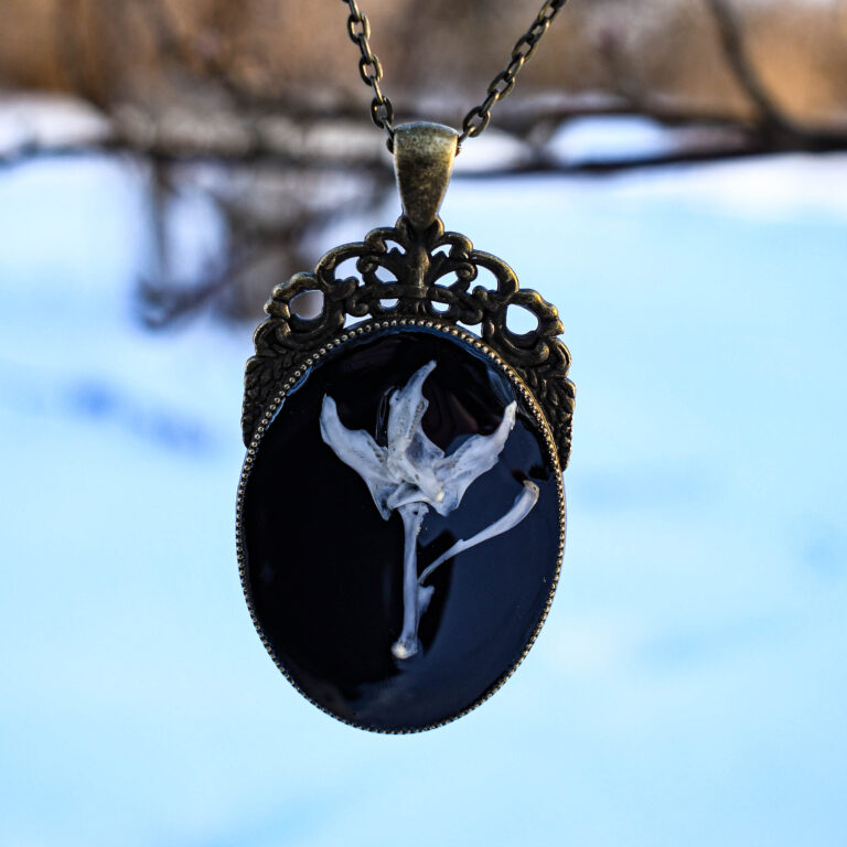 Hiire alalõualuudest lill kaelakee