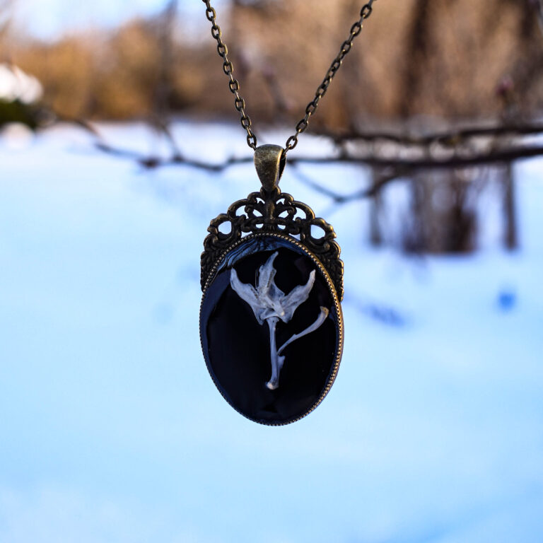 Hiire alalõualuudest lill kaelakee