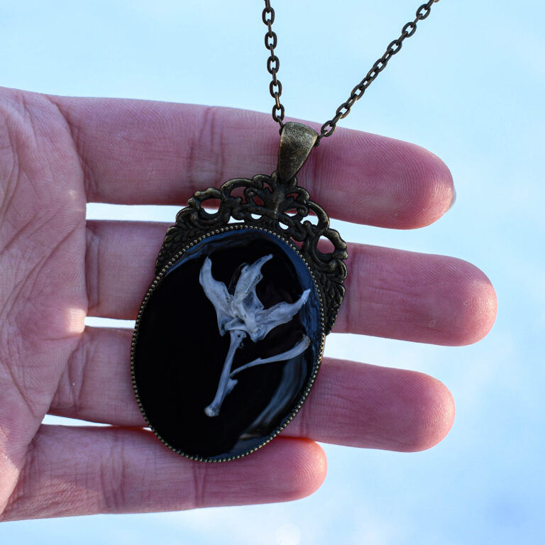 Hiire alalõualuudest lill kaelakee