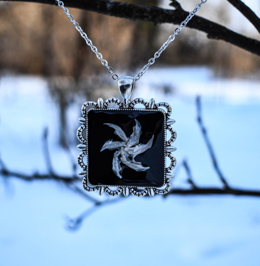 Hiire alalõualuudest spiraali kujulise ripatsiga kaelakee