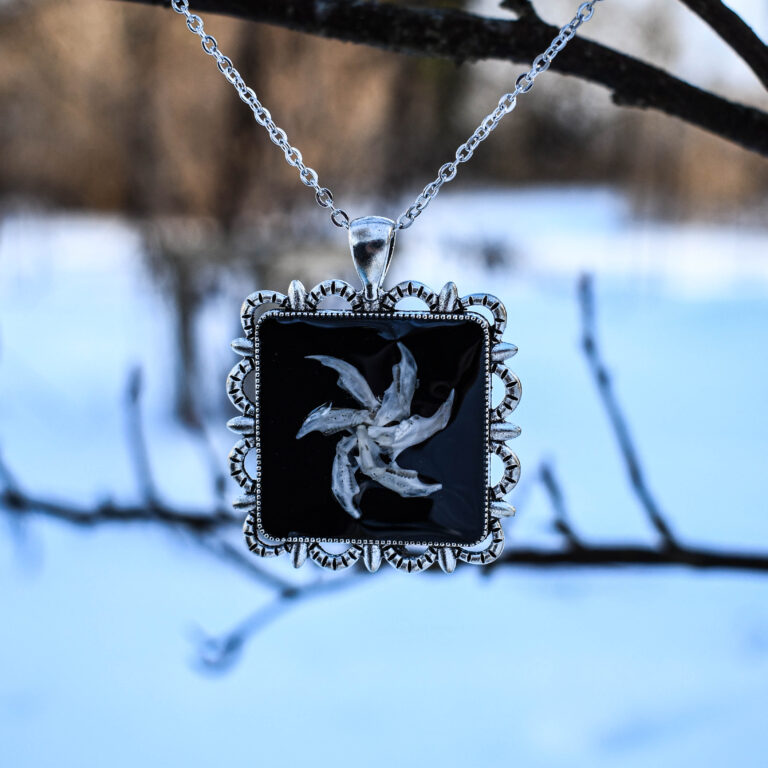 Hiire alalõualuudest spiraali kujulise ripatsiga kaelakee