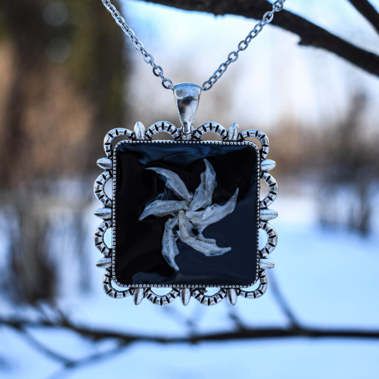 Hiire alalõualuudest spiraali kujulise ripatsiga kaelakee