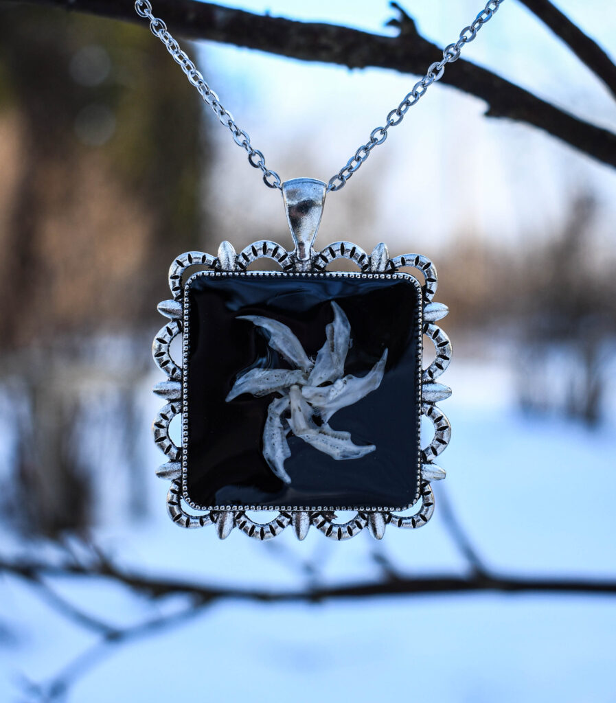 Hiire alalõualuudest spiraali kujulise ripatsiga kaelakee