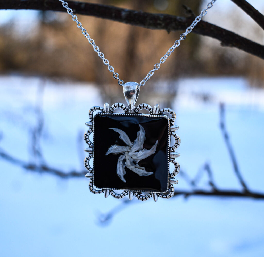 Hiire alalõualuudest spiraali kujulise ripatsiga kaelakee