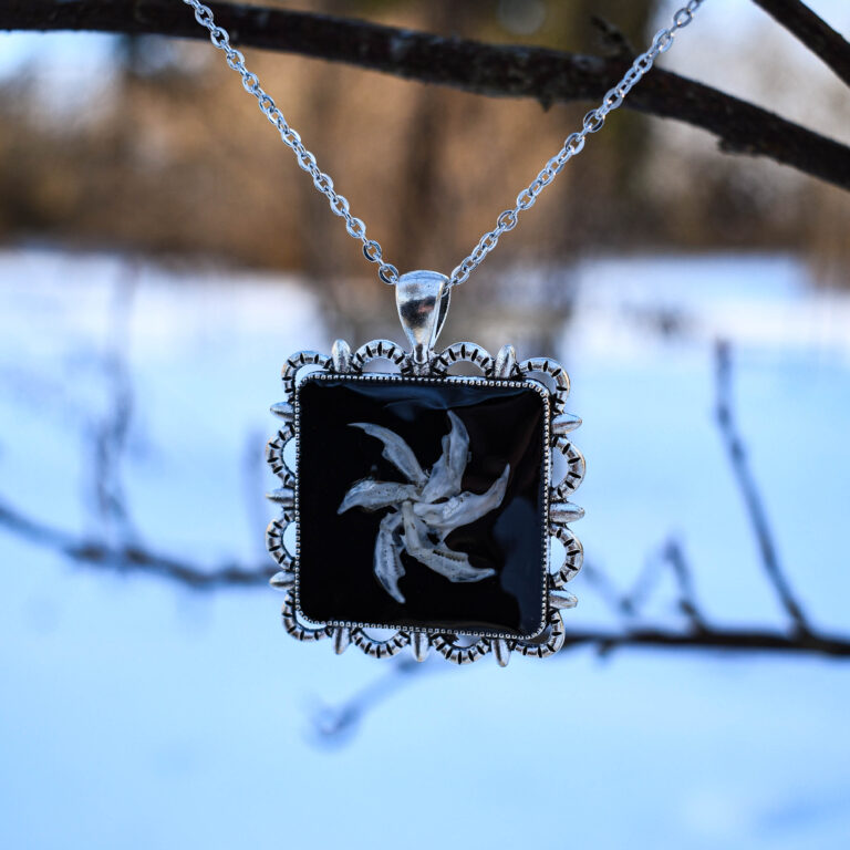 Hiire alalõualuudest spiraali kujulise ripatsiga kaelakee