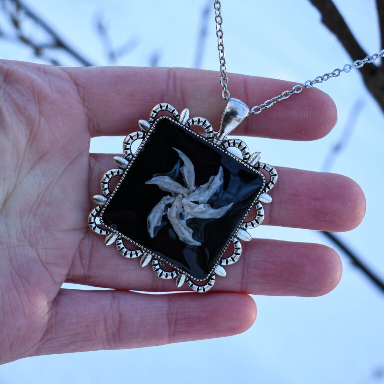 Hiire alalõualuudest spiraali kujulise ripatsiga kaelakee