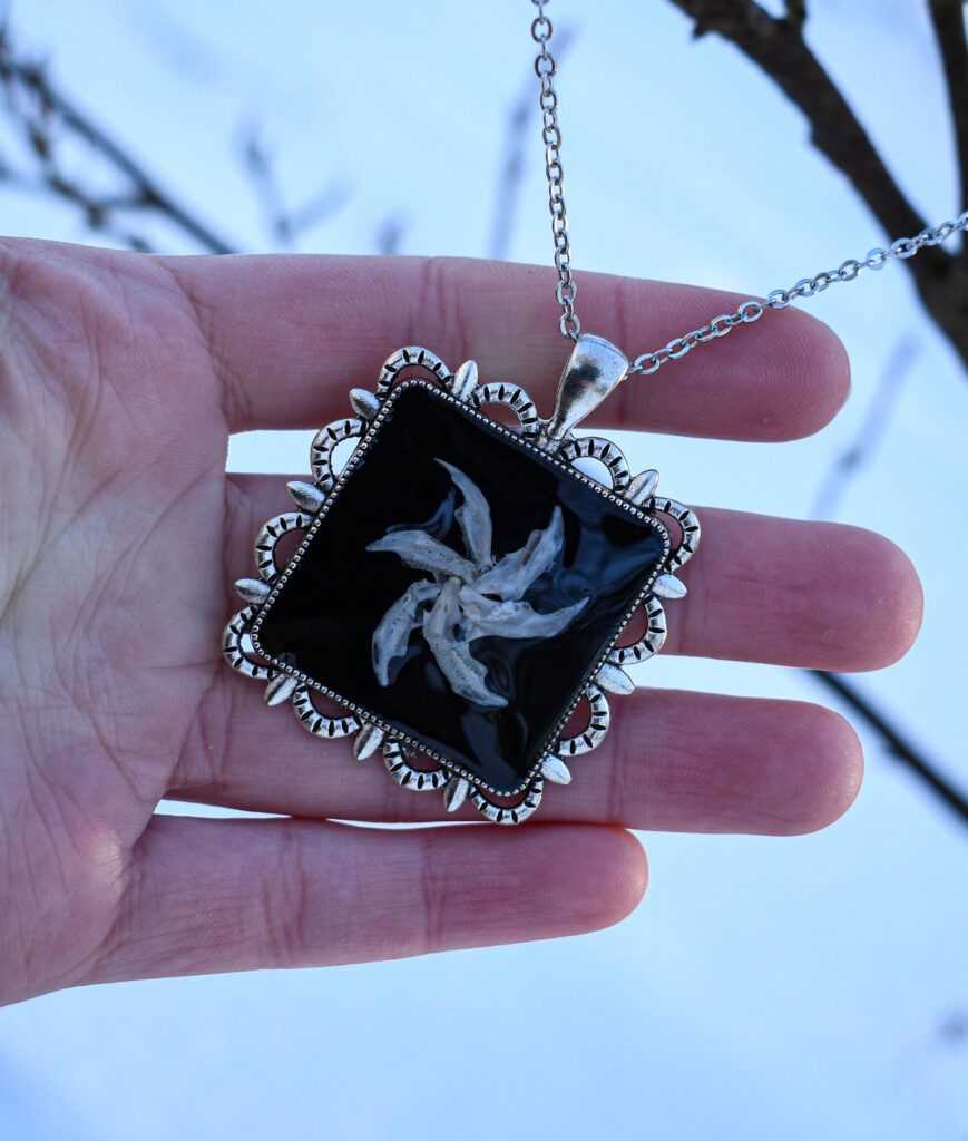 Hiire alalõualuudest spiraali kujulise ripatsiga kaelakee