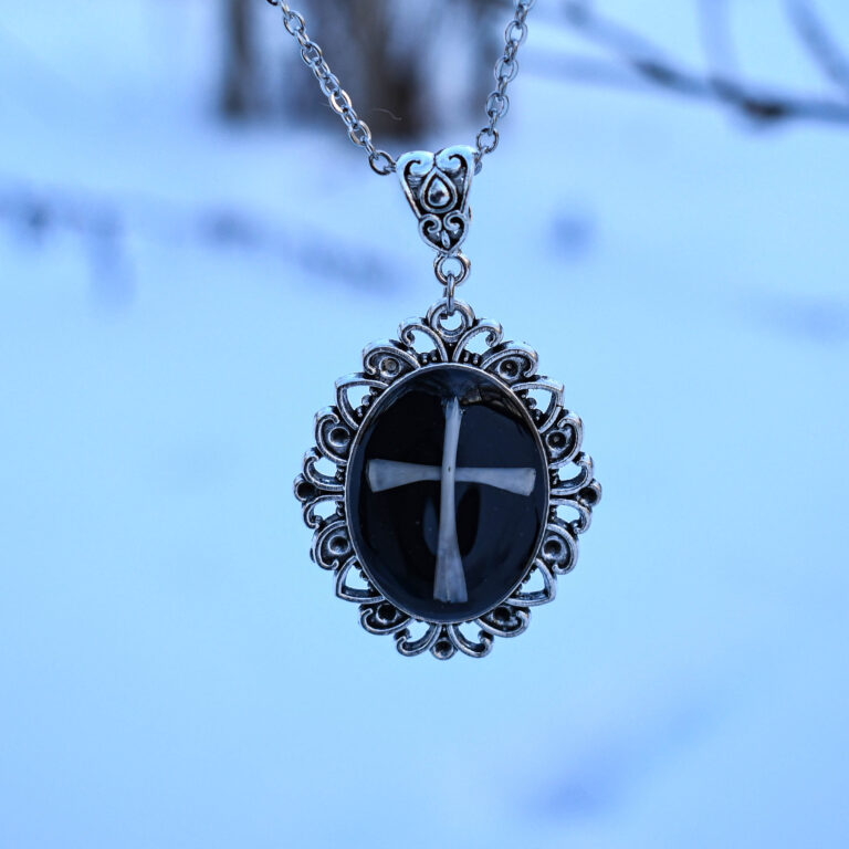 Hiire luudest gooti stiilis-ristiga kaelakee