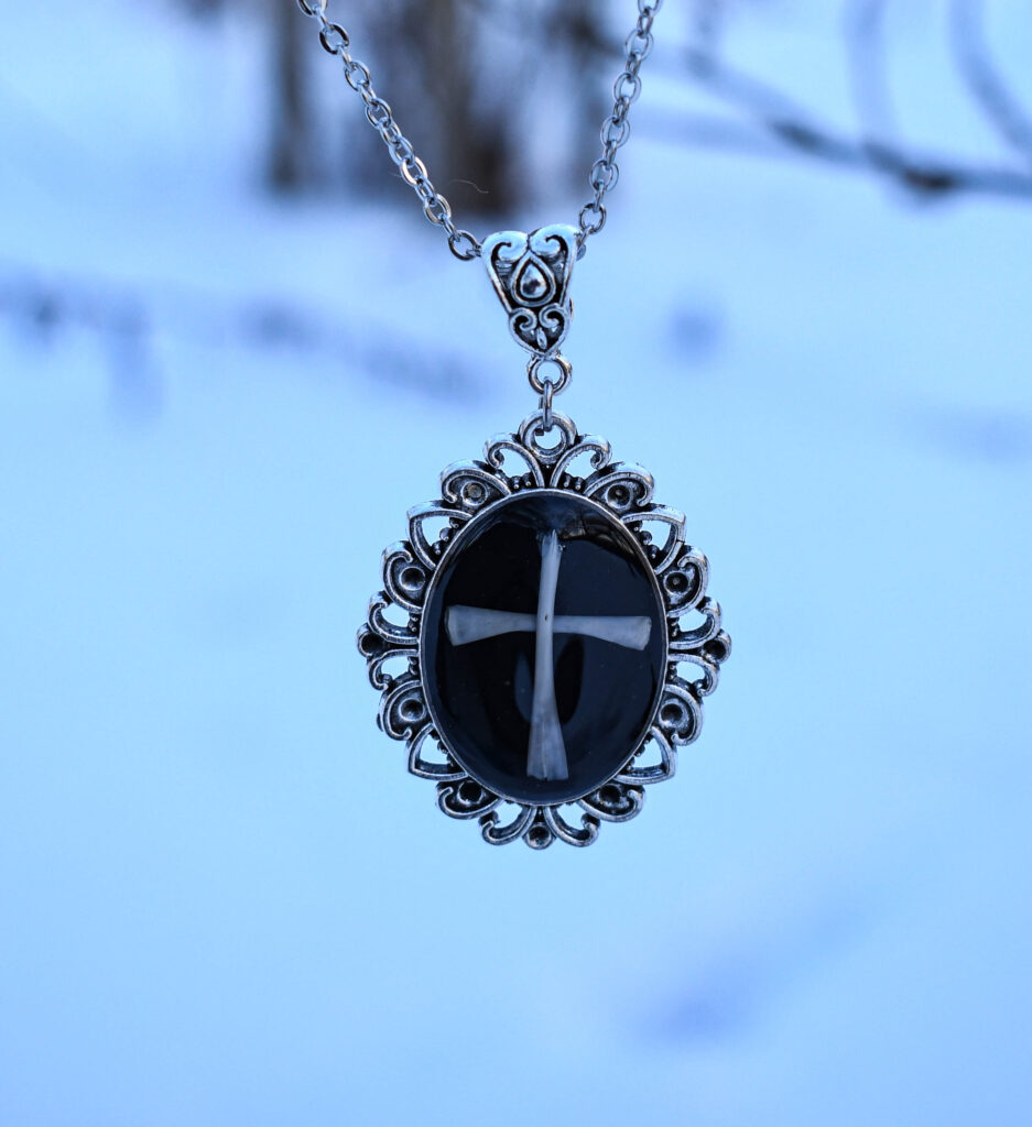 Hiire luudest gooti stiilis-ristiga kaelakee