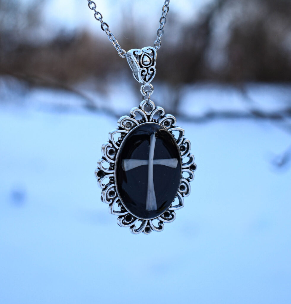 Hiire luudest gooti stiilis-ristiga kaelakee