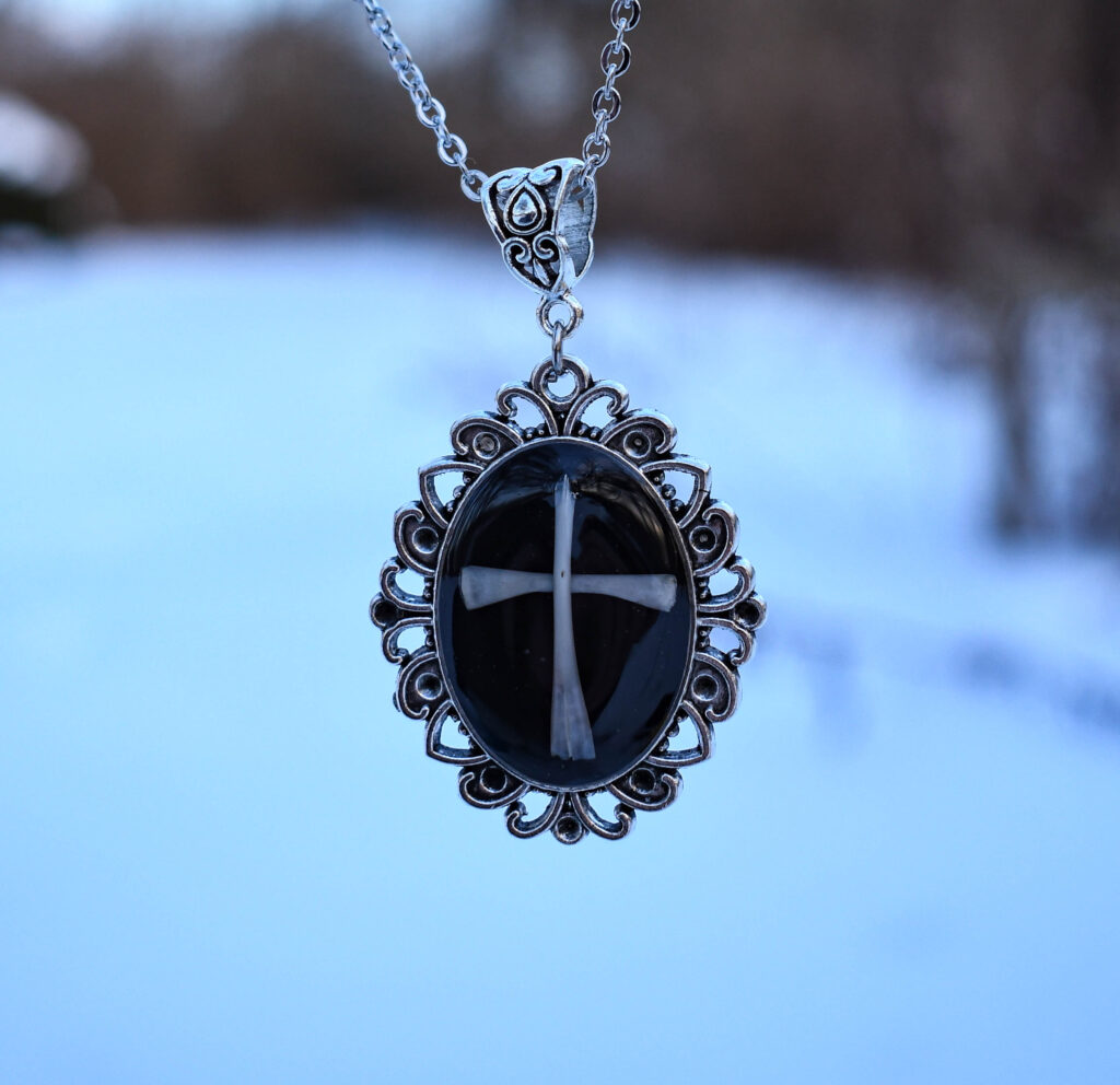 Hiire luudest gooti stiilis-ristiga kaelakee