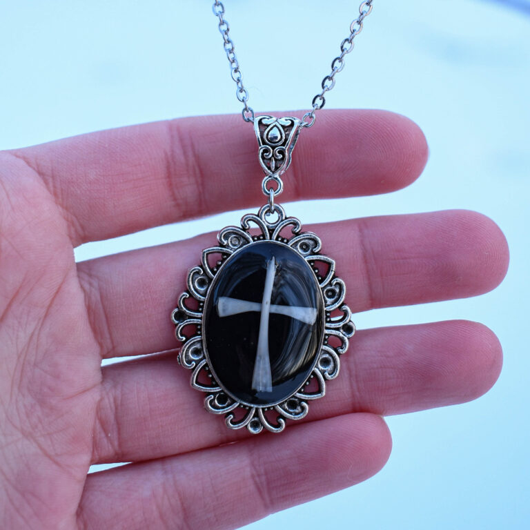 Hiire luudest gooti stiilis-ristiga kaelakee