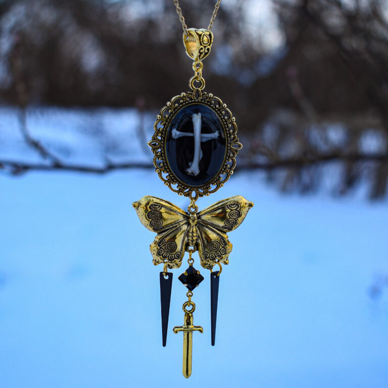 Hiire luudest rist kuldse liblika ja möögaga kaelakee