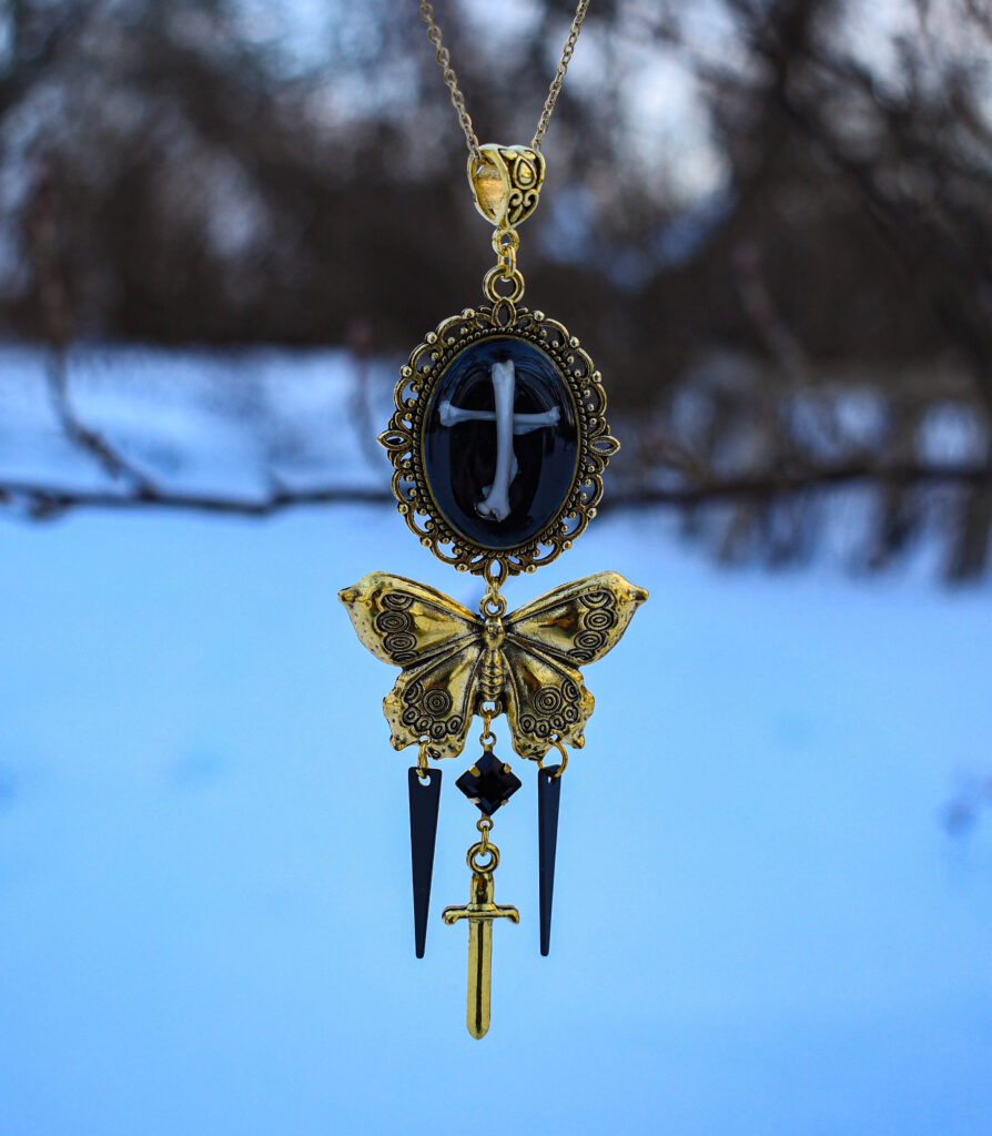 Hiire luudest rist kuldse liblika ja möögaga kaelakee