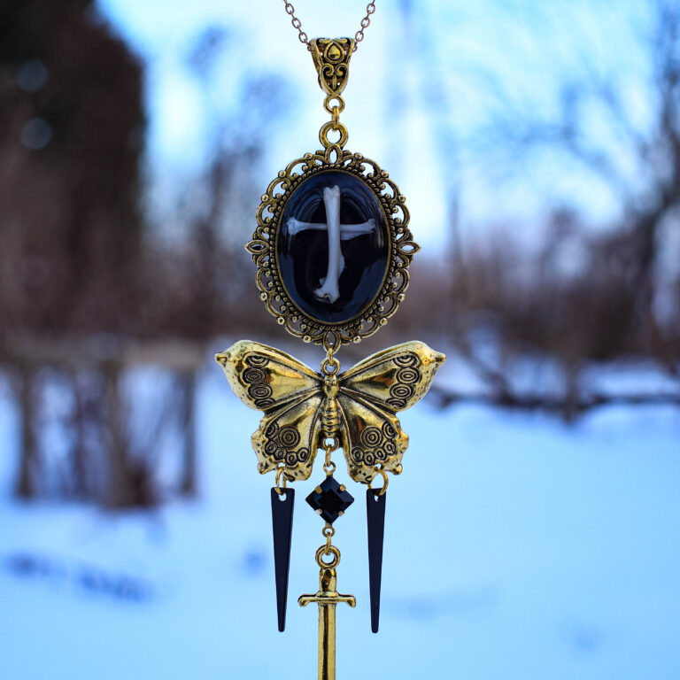 Hiire luudest rist kuldse liblika ja möögaga kaelakee