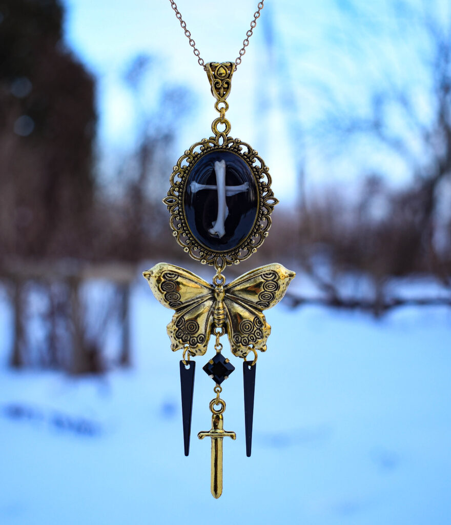 Hiire luudest rist kuldse liblika ja möögaga kaelakee