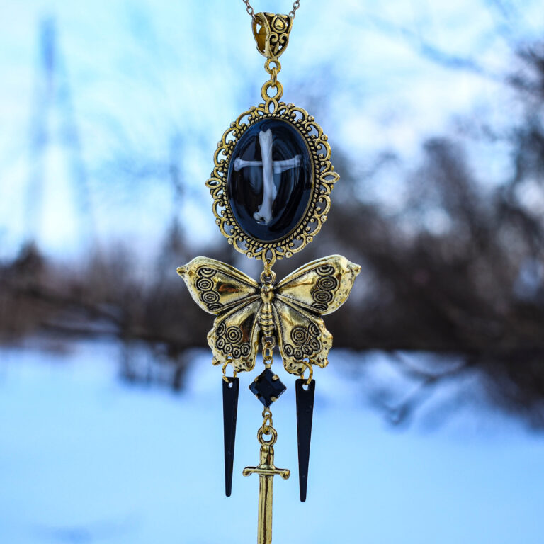 Hiire luudest rist kuldse liblika ja möögaga kaelakee