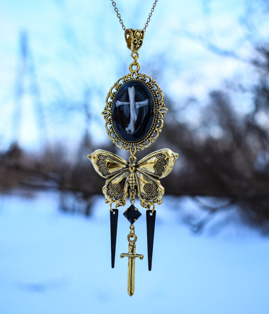 Hiire luudest rist kuldse liblika ja möögaga kaelakee