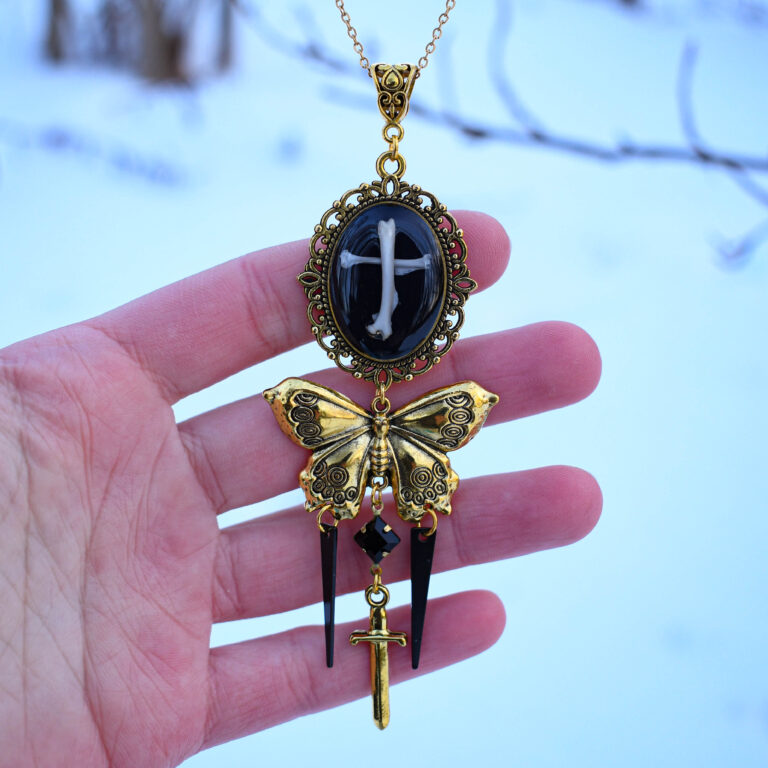 Hiire luudest rist kuldse liblika ja möögaga kaelakee