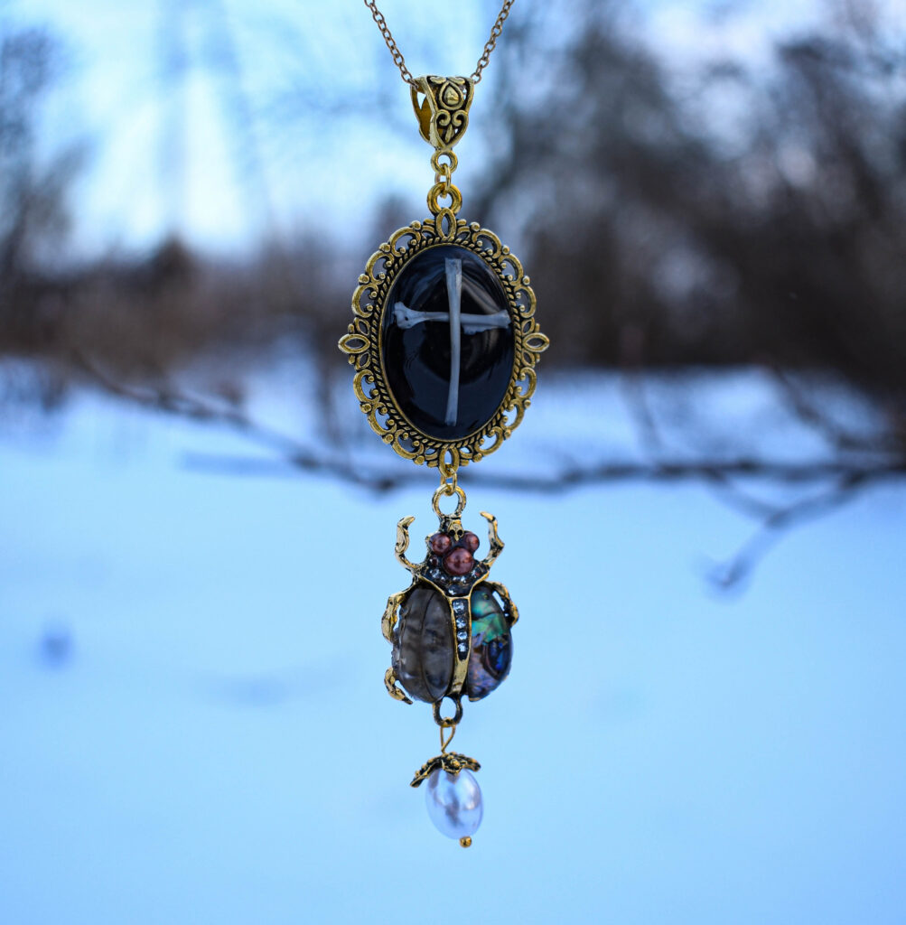 Hiire luudest risti kuldse põrnika ja pärliga kaelakee