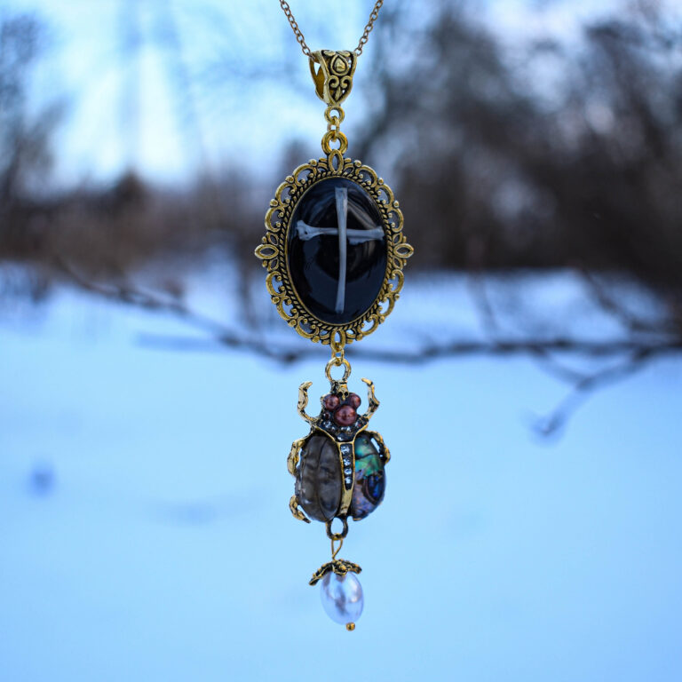 Hiire luudest risti kuldse põrnika ja pärliga kaelakee