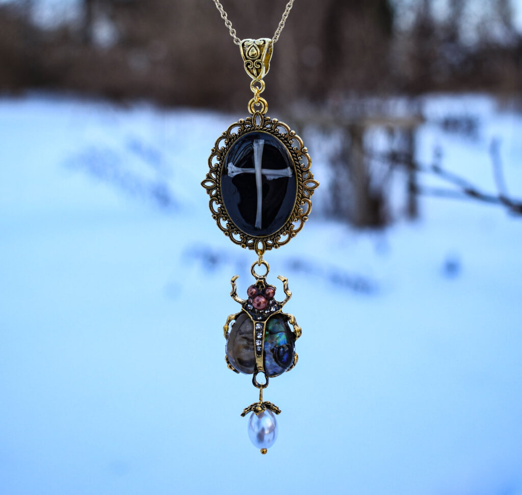 Hiire luudest risti kuldse põrnika ja pärliga kaelakee