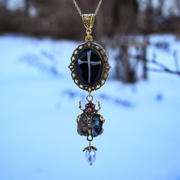 Hiire luudest risti kuldse põrnika ja pärliga kaelakee