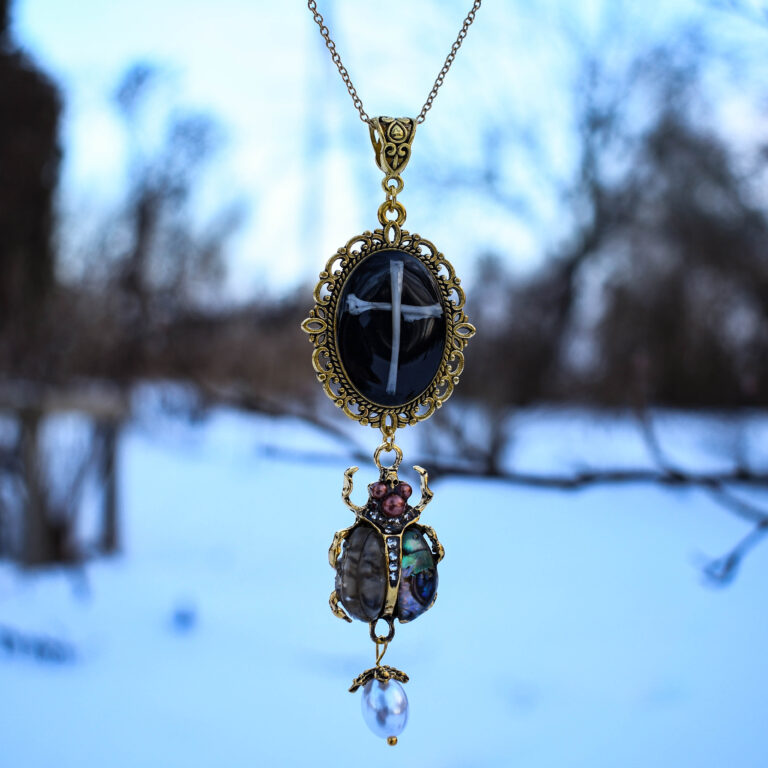 Hiire luudest risti kuldse põrnika ja pärliga kaelakee