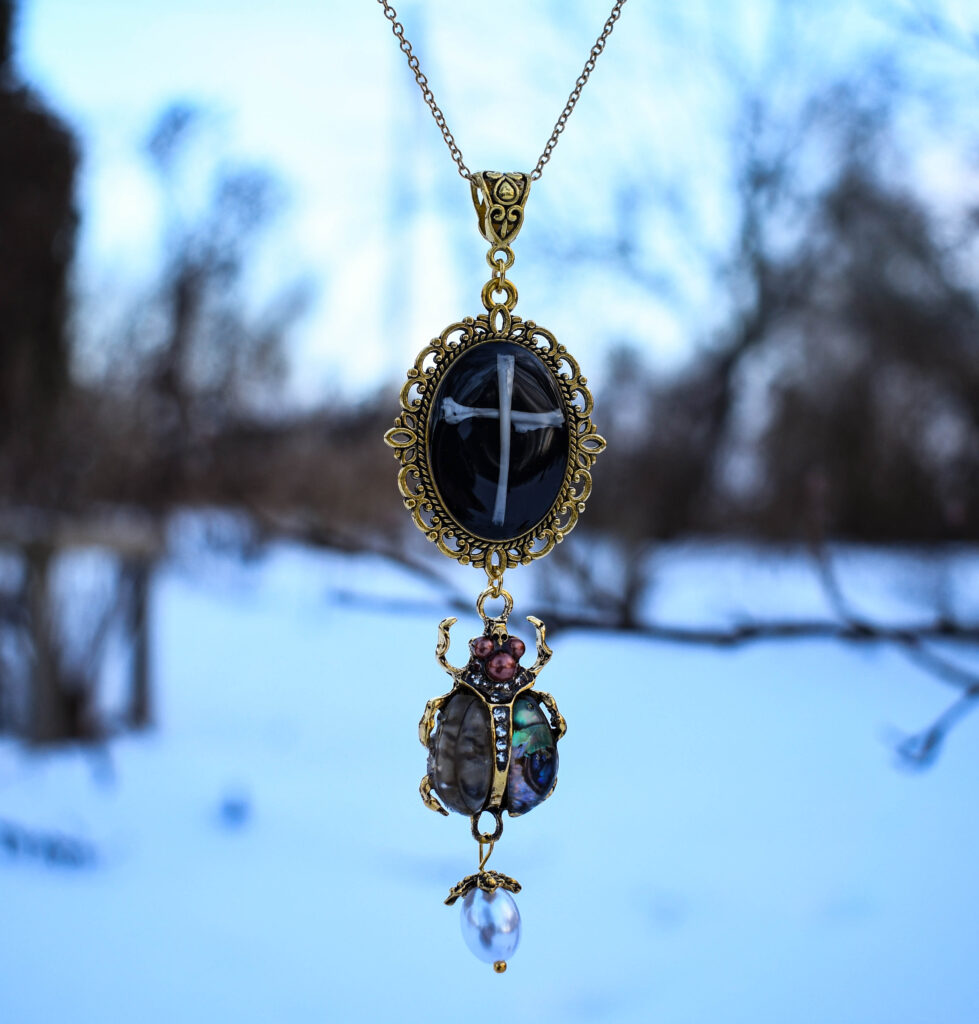 Hiire luudest risti kuldse põrnika ja pärliga kaelakee