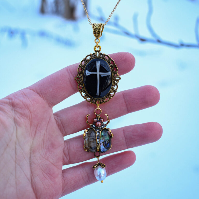 Hiire luudest risti kuldse põrnika ja pärliga kaelakee