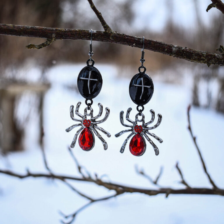 Hiire luudest ristide ja ämblikuga kõrvarõngad