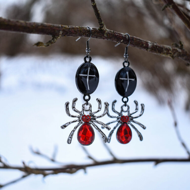 Hiire luudest ristide ja ämblikuga kõrvarõngad