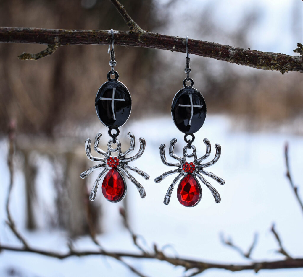 Hiire luudest ristide ja ämblikuga kõrvarõngad