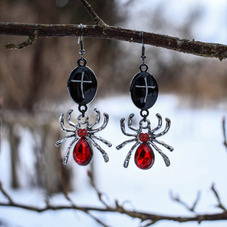 Hiire luudest ristide ja ämblikuga kõrvarõngad