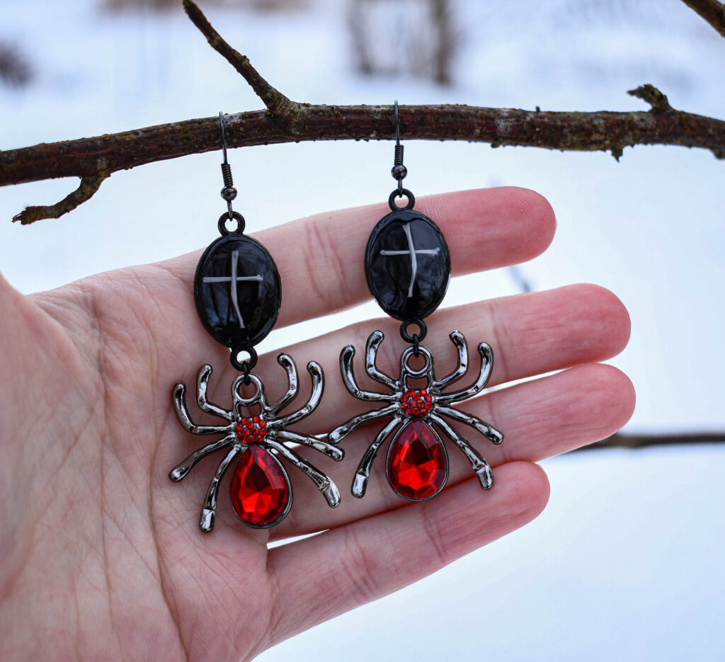 Hiire luudest ristide ja ämblikuga kõrvarõngad