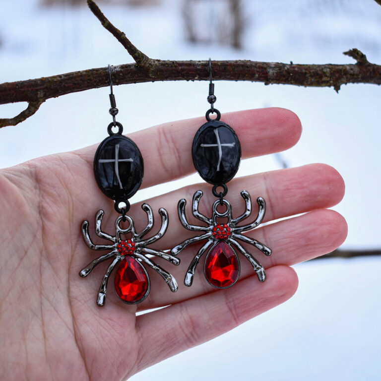 Hiire luudest ristide ja ämblikuga kõrvarõngad