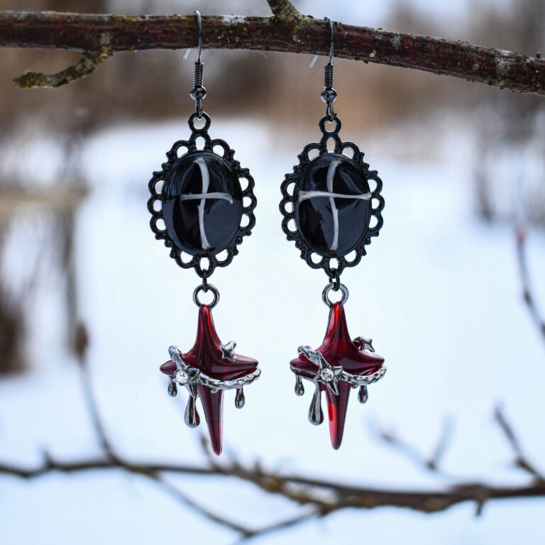 Hiire luudest ristide ja punaste tähekestega kõrvarõngad