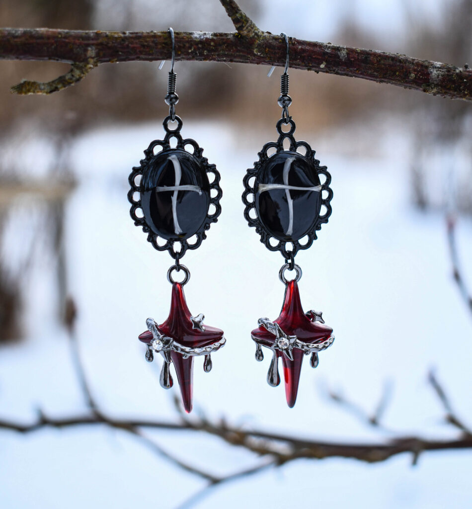 Hiire luudest ristide ja punaste tähekestega kõrvarõngad