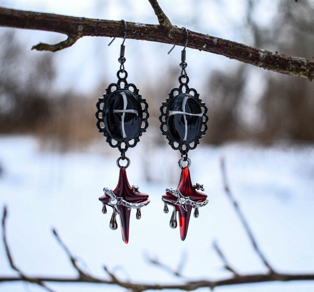 Hiire luudest ristide ja punaste tähekestega kõrvarõngad