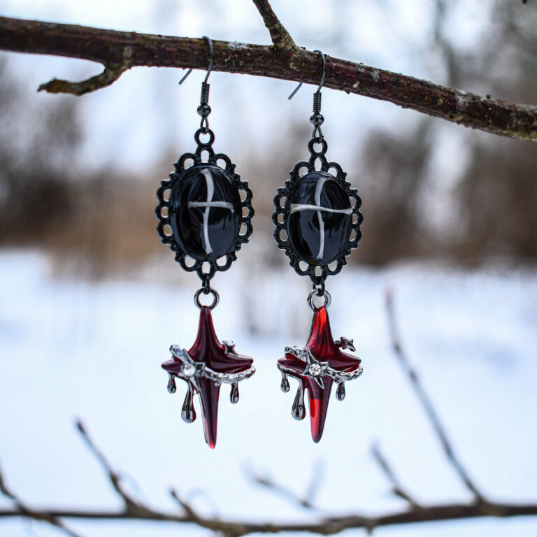 Hiire luudest ristide ja punaste tähekestega kõrvarõngad