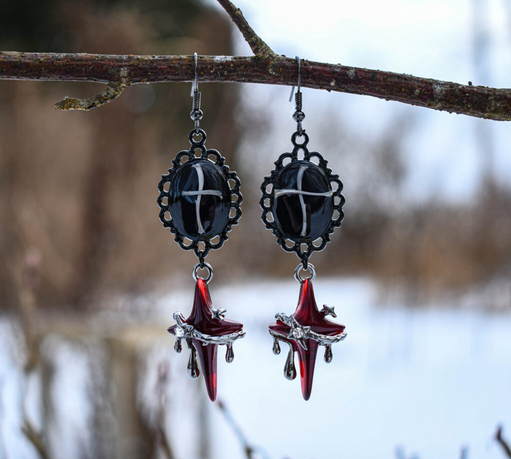 Hiire luudest ristide ja punaste tähekestega kõrvarõngad