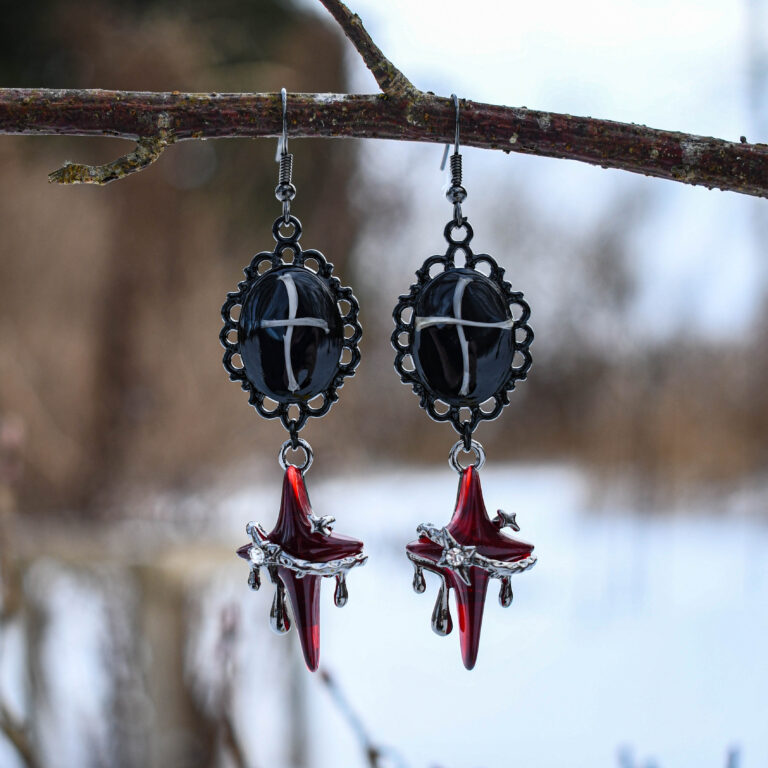 Hiire luudest ristide ja punaste tähekestega kõrvarõngad