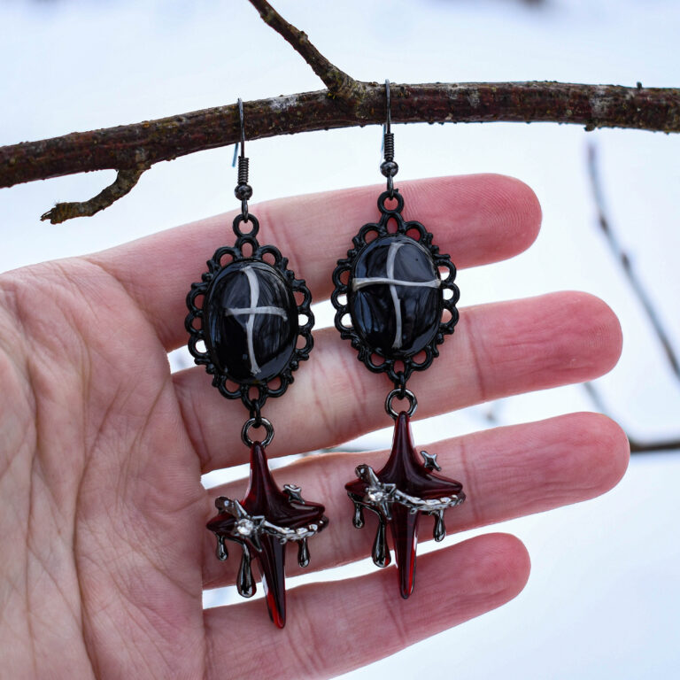 Hiire luudest ristide ja punaste tähekestega kõrvarõngad