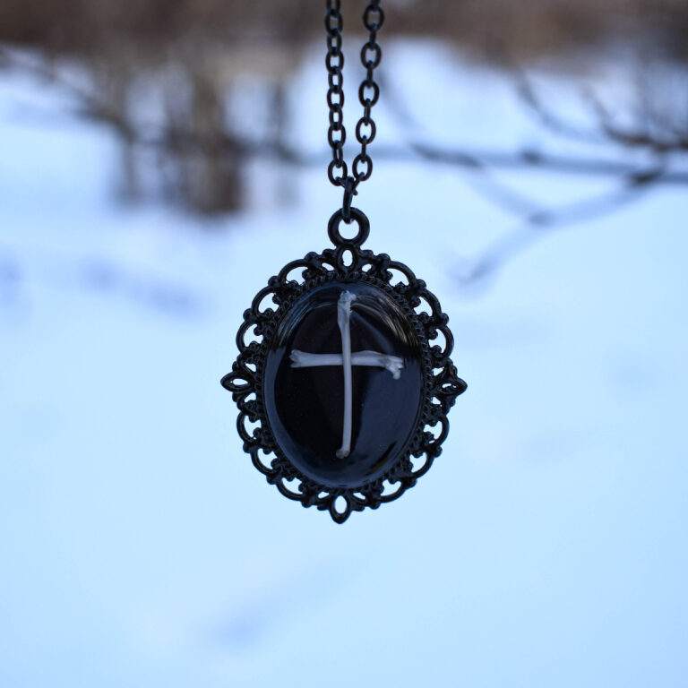 Hiire luudest ristiga kaelakee